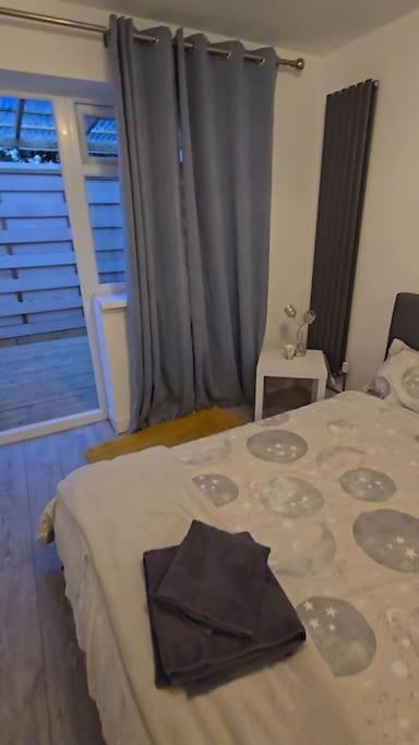 Cozy Flat 1 Bedroom Hucclecote Eksteriør bilde